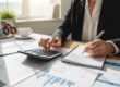 Vendedor calculando DSR sobre comissões e horas extras em planilha